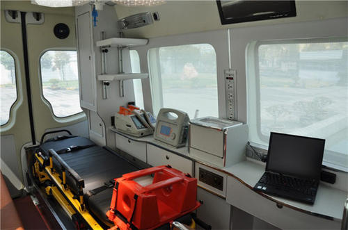 三都救护车内部